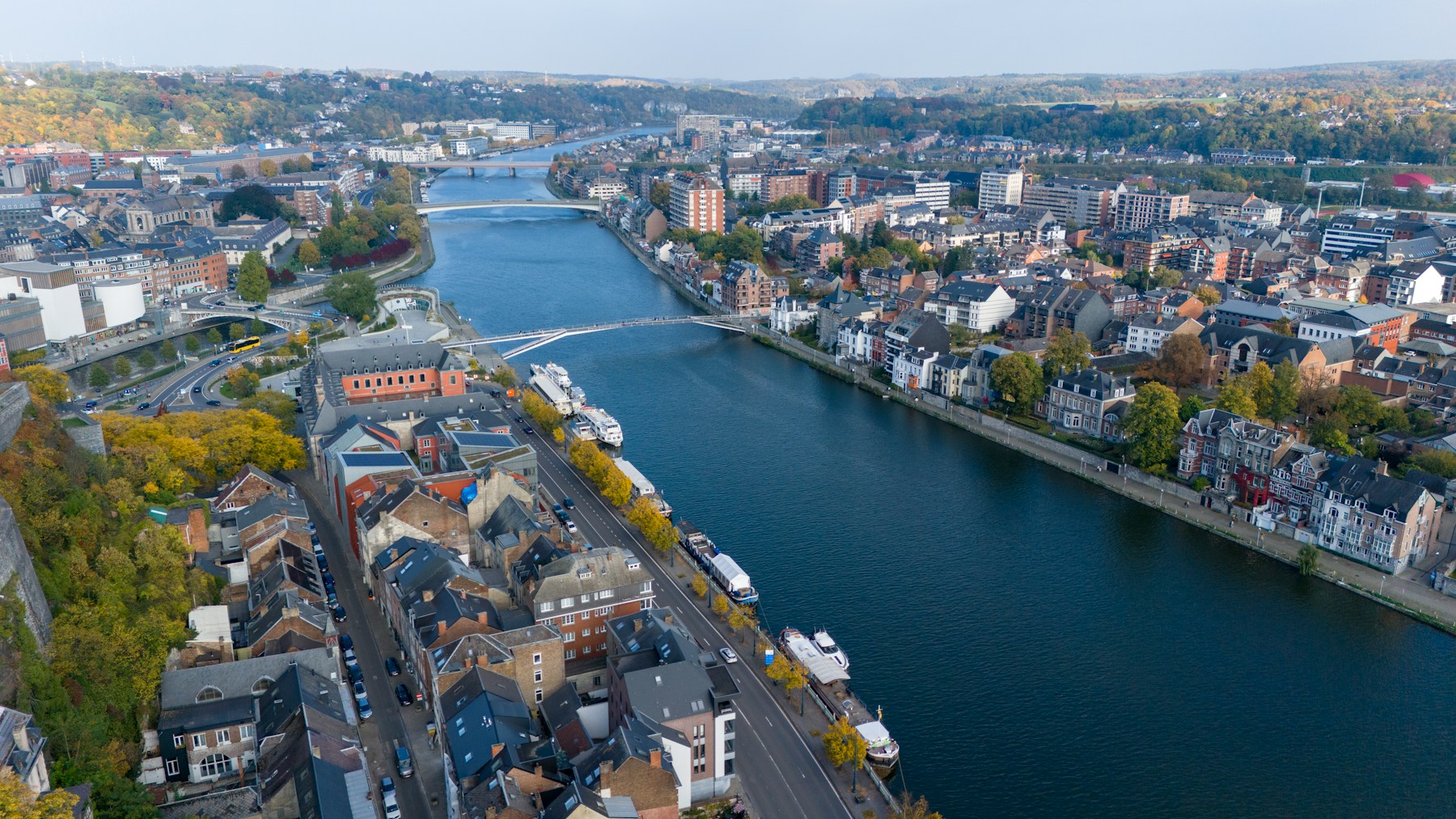 Vue aérienne de Namur et de la Meuse en Wallonie